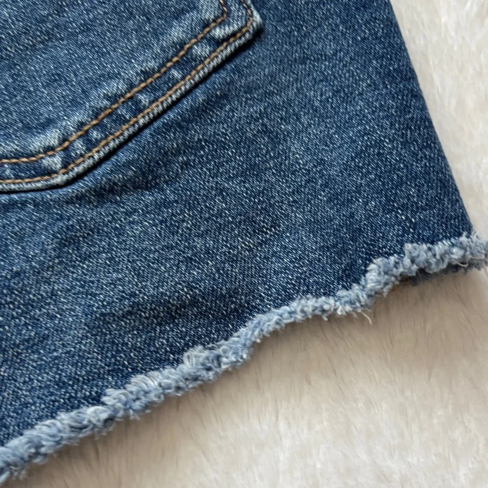 Old Navy Denim Blue Women's Shorts NWOT never worn size 12 - Picture 8 of 8